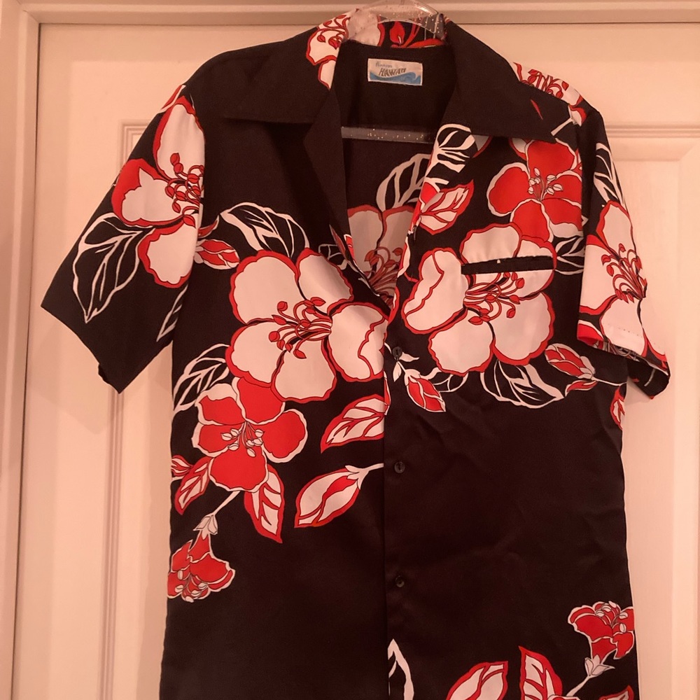 Penny’s Hawaii mens Hawaiian shirt. Black red and white flowers